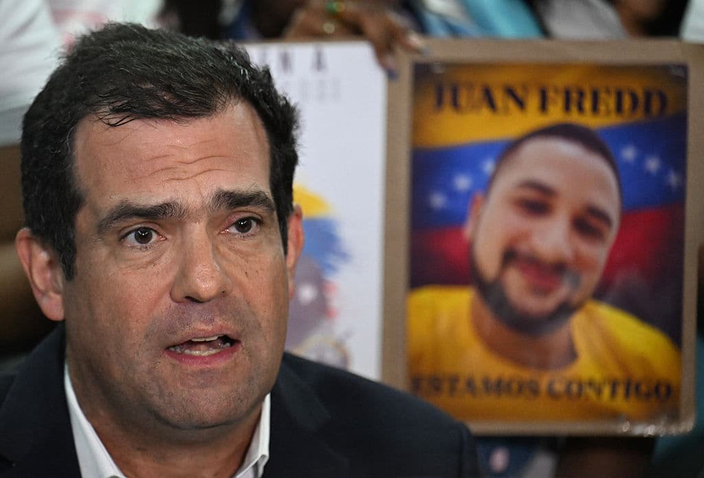 <em>El abogado venezolano Alfredo Romero, presidente de la ONG Foro Penal, habla durante una conferencia de prensa en Caracas el 20 de febrero de 2026. La Asamblea Nacional de Venezuela aprobó por unanimidad el 19 de febrero una ley de amnistía largamente esperada que podría liberar a cientos de presos políticos encarcelados por ser detractores del gobierno. (Juan Barreto / AFP vía Getty Images)</em>