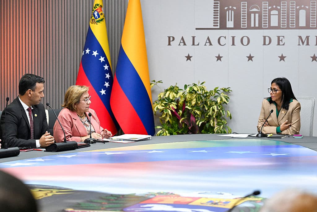 <em>La presidenta interina de Venezuela, Delcy Rodríguez (derecha), se reúne con la canciller colombiana, Rosa Yolanda Villavicencio (centro), y el ministro de Defensa, Pedro Arnulfo Sánchez (izquierda), en el Palacio Presidencial de Miraflores, Caracas, el 13 de marzo de 2026, luego de que el gobierno venezolano anunciara el día anterior la cancelación de la reunión entre los presidentes de ambos países, que se iba a celebrar en un puente fronterizo. (Foto de Juan BARRETO / AFP vía Getty Images)</em>