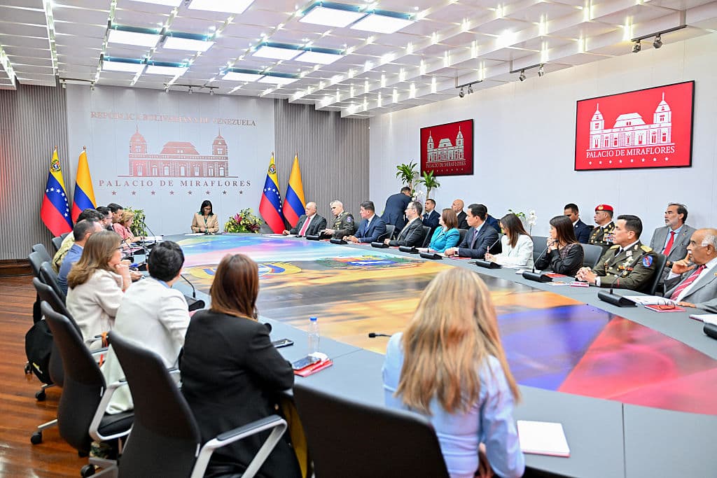 <em>La presidenta interina de Venezuela, Delcy Rodríguez (C), se reúne con la delegación del gobierno colombiano en el Palacio Presidencial de Miraflores, en Caracas, el 13 de marzo de 2026. Venezuela recibió a una delegación colombiana de alto nivel ese día, luego de que el gobierno venezolano anunciara el día anterior la cancelación de la reunión entre los presidentes de ambos países, que iba a celebrarse en un puente fronterizo. (Foto de Juan Barreto / AFP vía Getty Images)</em>
