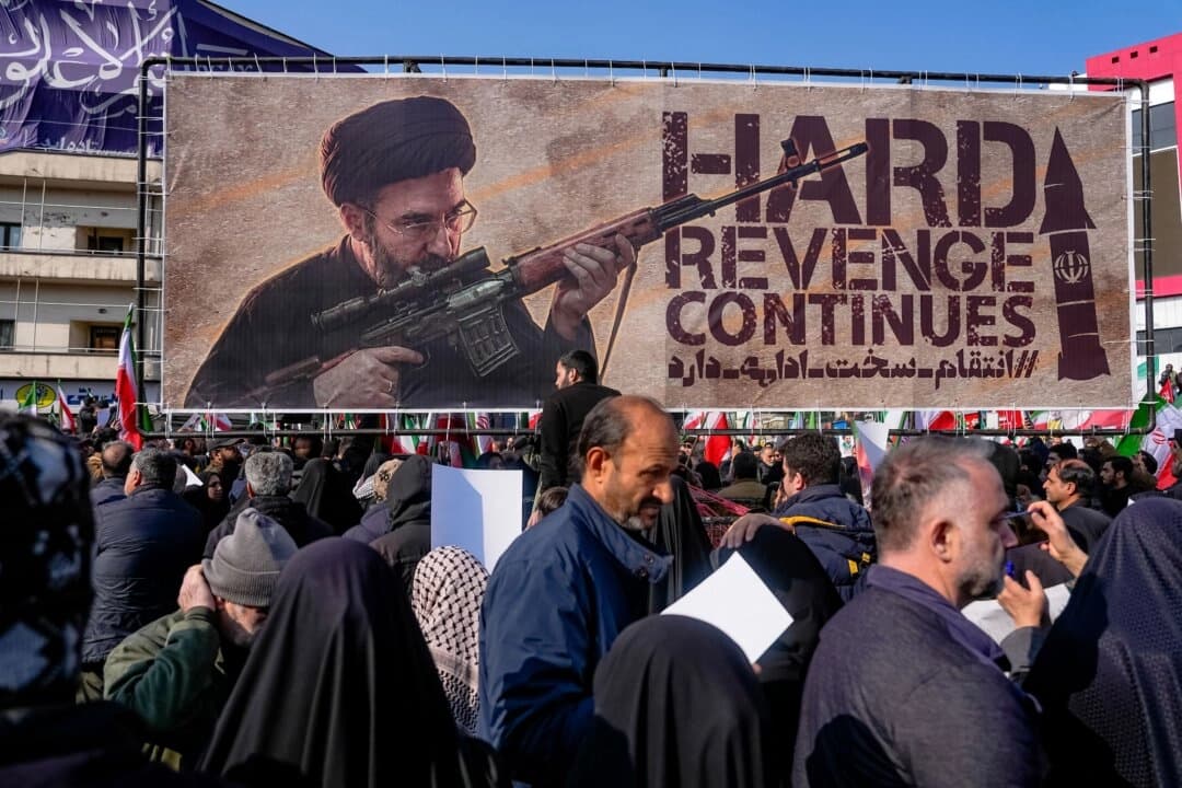 <em>Una pancarta con la imagen del nuevo líder del régimen iraní, el ayatolá Mojtaba Jamenei, en Teherán, Irán, el 11 de marzo de 2026, mientras los asistentes se reúnen para los funerales de los comandantes del Cuerpo de la Guardia Revolucionaria Islámica (IRGC), el ejército y otras personas asesinadas por los ataques estadounidenses e israelíes contra Irán. (Khoshiran/Middle East Images/AFP vía Getty Images)</em>