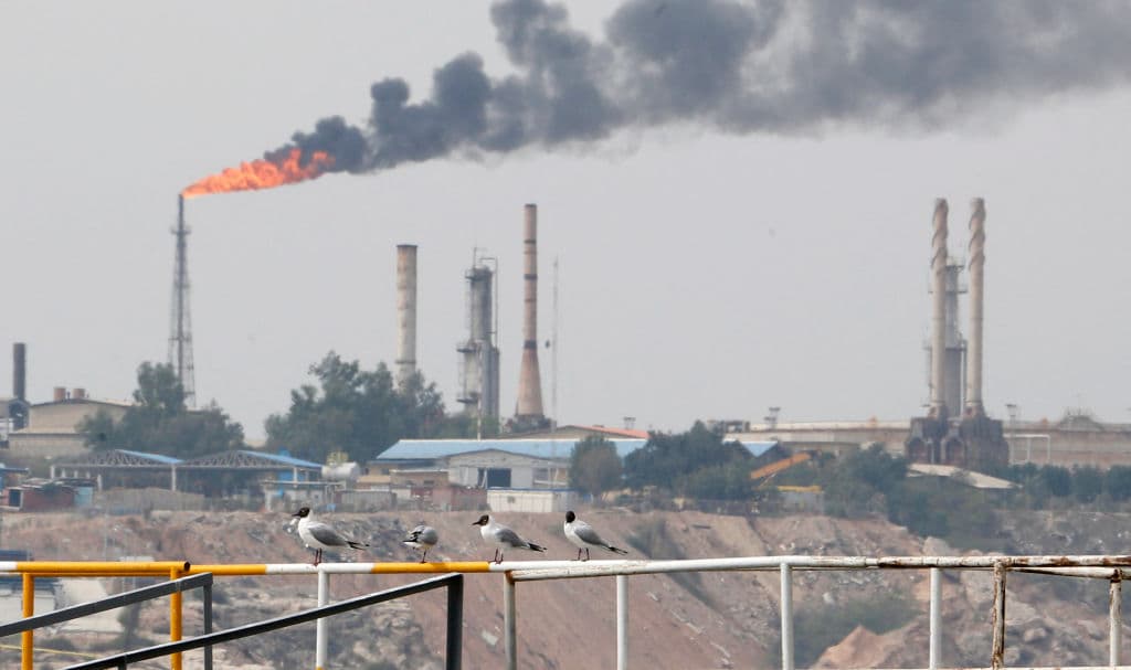 Fotografía tomada el 12 de marzo de 2017 muestra una instalación petrolera en la isla de Kharg, en la costa del Golfo. (Foto de ATTA KENARE / AFP) (Foto de ATTA KENARE/AFP vía Getty Images)