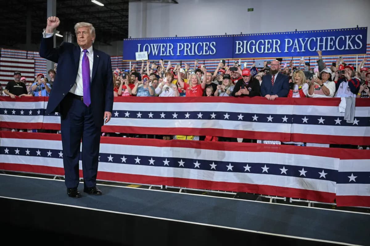El presidente de EE. UU., Donald Trump, levanta el puño tras pronunciar un discurso en Verst Logistics, en Hebron, Kentucky, el 11 de marzo de 2026. (Jim Watson/AFP vía Getty Images)