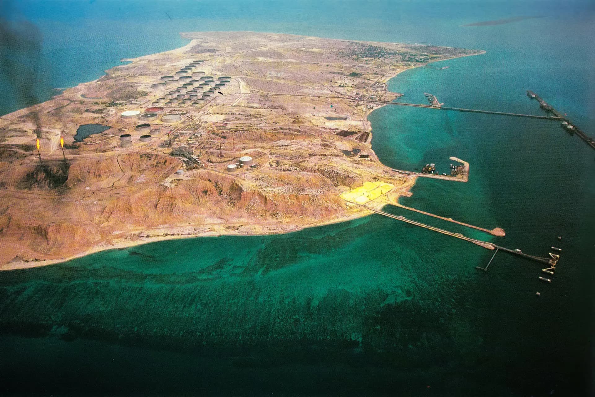 Vista aérea de la isla de Kharg en el Golfo Pérsico en 1973. La empresa estadounidense Amoco construyó y operó las primeras terminales petroleras de la isla de Kharg en 1958, que Irán se apoderó tras su revolución de 1979. (Dominio público).