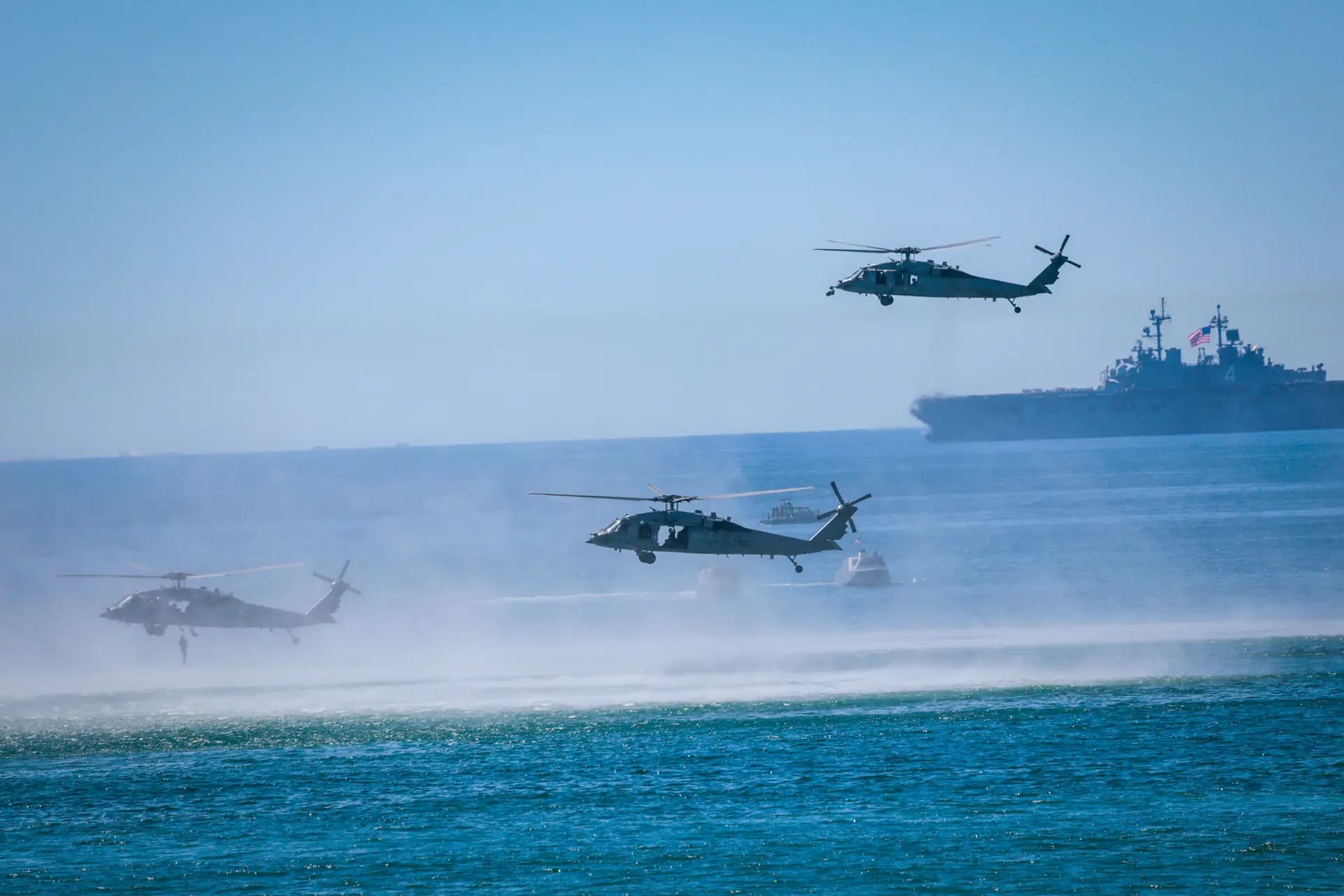 Un equipo de SEALs de la Armada de los Estados Unidos salta al agua desde helicópteros UH-1 Venom durante una demostración en vivo en Camp Pendleton, Oceanside, California, el 18 de octubre de 2025. (Mario Tama/Getty Images)