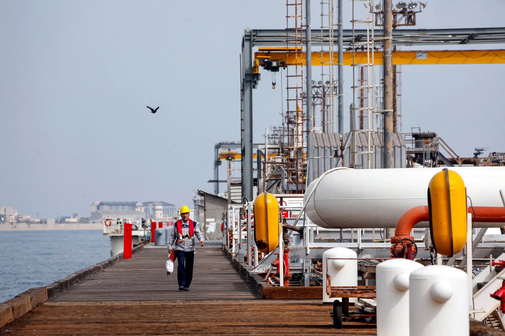 Un trabajador iraní camina por la plataforma de la instalación petrolera en la isla de Kharg, en la costa del Golfo Pérsico, el 12 de marzo de 2017. (Atta Kenare/AFP vía Getty Images)
