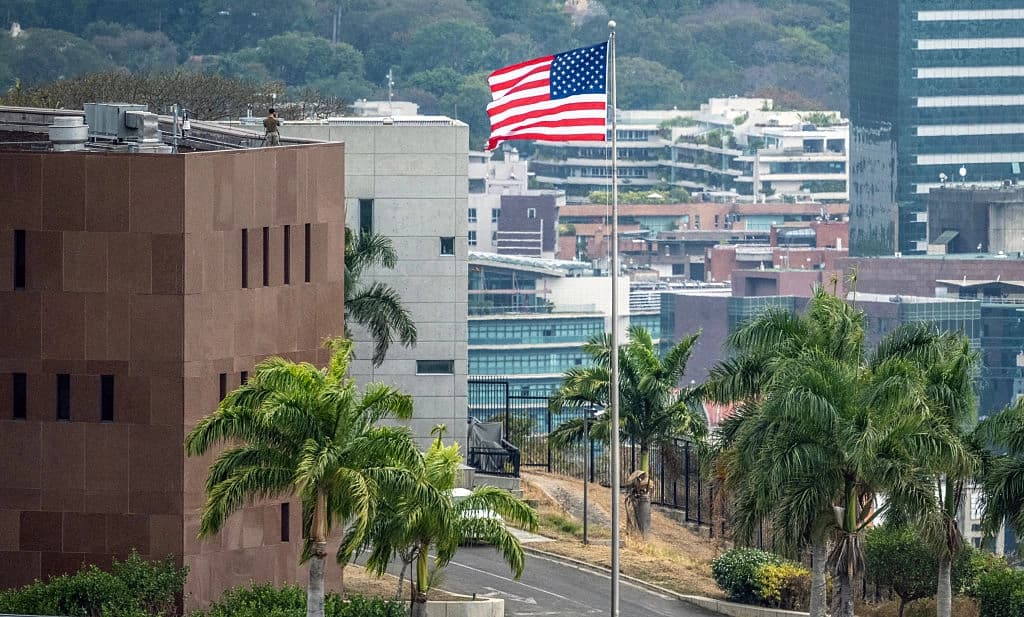 <em>La bandera estadounidense ondea en la embajada de Estados Unidos en Caracas el 14 de marzo de 2026, diez días después del restablecimiento de las relaciones diplomáticas tras la captura del líder venezolano Nicolás Maduro en una operación militar estadounidense. (Maryorin Mendez/AFP vía Getty Images)</em>