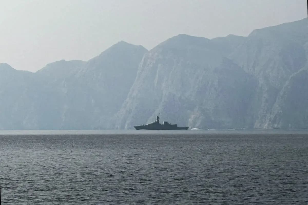 <em>Un buque de la armada navega por el estrecho de Ormuz, Irán, el 1 de marzo de 2026. (Sahar Al Attar/AFP vía Getty Images)</em>