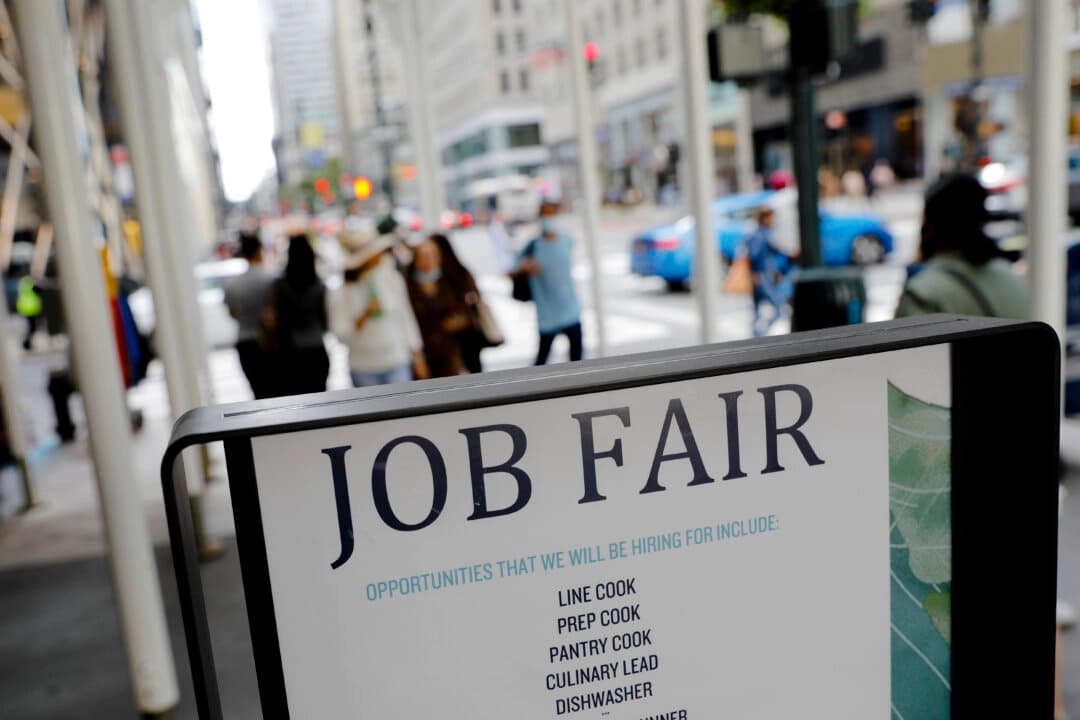 El 3 de septiembre de 2021 se observa un cartel anunciando una feria de empleo en la Quinta Avenida de Manhattan, Nueva York.( Andrew Kelly/Reuters)

