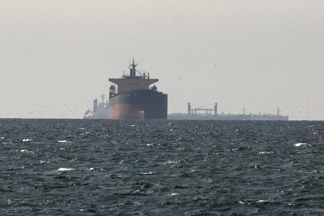 Buques cisterna navegan en el Golfo Pérsico, cerca del Estrecho de Ormuz, vistos desde el norte de Ras al-Khaimah, cerca de la frontera con la región de Musandam de Omán, en medio del conflicto entre Estados Unidos e Israel con Irán, en los Emiratos Árabes Unidos, el 11 de marzo de 2026. (Reuters)

