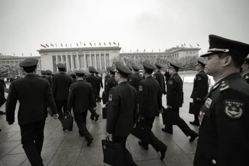 Los delegados militares llegan a la sesión inaugural de la Asamblea Popular Nacional de China, un órgano meramente formal, en el Gran Salón del Pueblo de Beijing, el 5 de marzo de 2026. (Lintao Zhang/Getty Images)