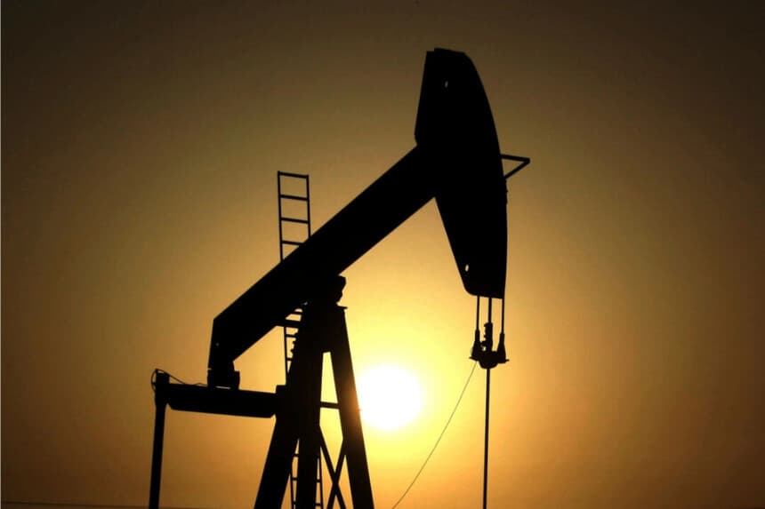 El sol se pone detrás de una bomba de petróleo en los campos petrolíferos del desierto de Sakhir, Bahréin, el 8 de junio de 2011. (Hasan Jamali/AP Photo)