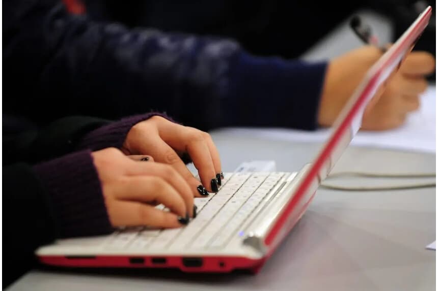 Una mujer escribe en el teclado de su computadora portátil en Beijing el 7 de enero de 2010. ( Frederic J. Brown/AFP/Getty Images)