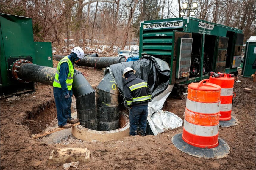 Los trabajadores utilizan bombas gigantes para mover aguas residuales alrededor de una sección rota del Potomac Interceptor en Cabin John, Maryland, el 16 de febrero de 2026. Se estima que 6.750 millones de galones de agua potable tratada se deslizan por las grietas de las tuberías de Estados Unidos cada día. (Chip Somodevilla/Getty Images)