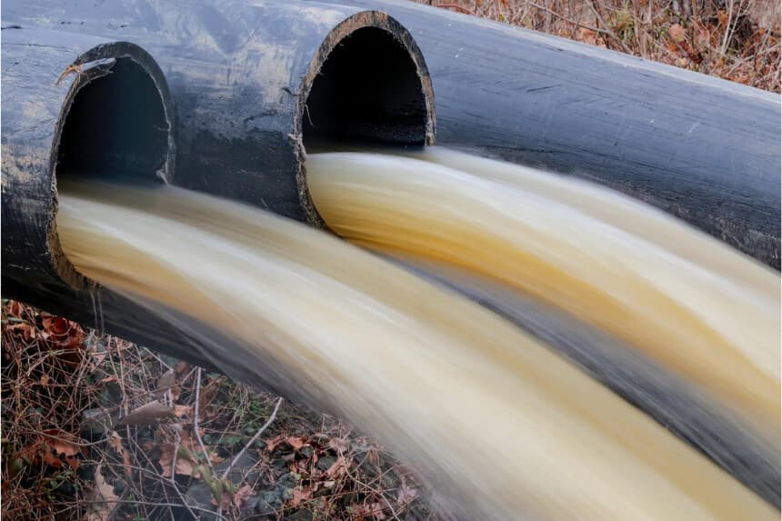 Una tubería desvía agua hacia el Canal C&O en Cabin John, Maryland, el 5 de marzo de 2026. La mayoría de las tuberías de agua estadounidenses tienen entre 45 y 100 años y muchas contienen elementos tóxicos como plomo y cobre, según Estados Unidos. Agencia de Protección Ambiental. (Heather Diehl/Getty Images)