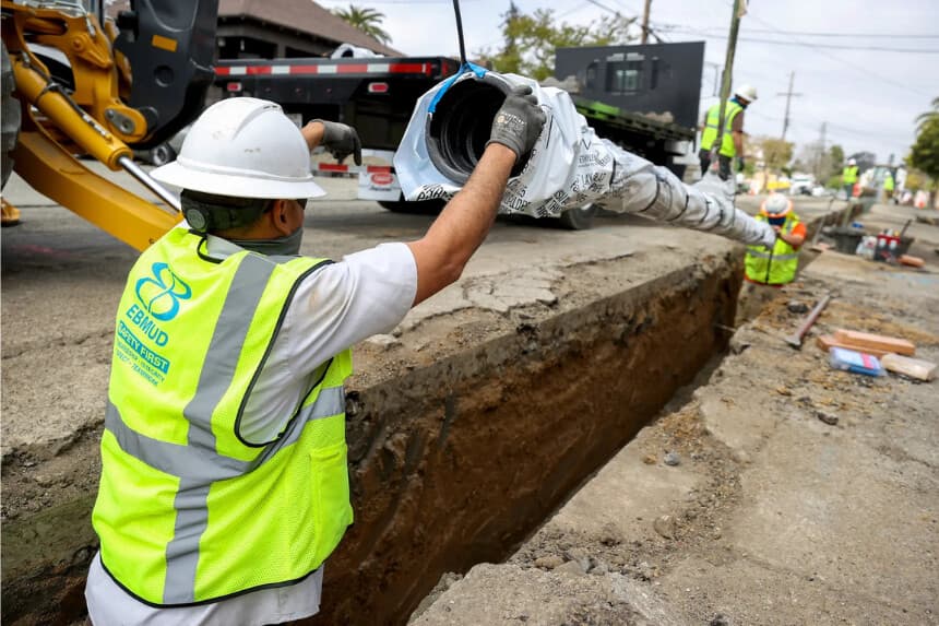 Los trabajadores del Distrito Municipal de Servicios Públicos de East Bay instalan una nueva tubería de agua en Oakland, California, el 22 de abril de 2021. La Agencia de Protección Ambiental emitió una norma final en 2024 que exige que los sistemas de agua de todo el país identifiquen y reemplacen las tuberías de plomo en un plazo de 10 años. (Justin Sullivan/Getty Images)