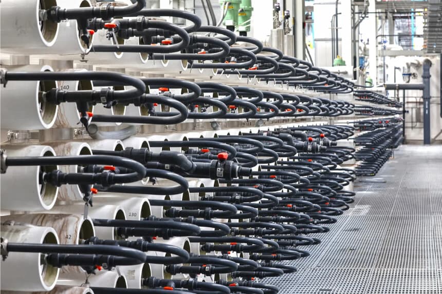 Los recipientes a presión de ósmosis inversa tratan las aguas residuales en el Sistema de Reposición de Aguas Subterráneas, la planta de reciclaje de aguas residuales más grande del mundo, en Fountain Valley, California, el 20 de julio de 2022. En su informe de infraestructura de 2025, la Sociedad Estadounidense de Ingenieros Civiles le dio a la gestión de aguas residuales de EE. UU. una D+ debido a la batalla en curso para reemplazar las tuberías de agua de EE. UU. (Mario Tama/Getty Images)
