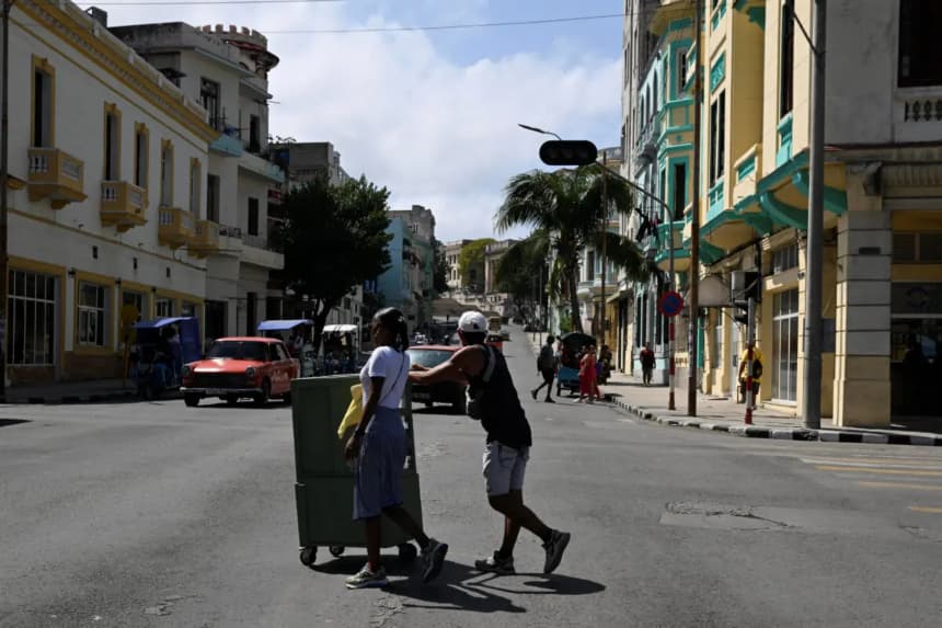 La gente cruza una avenida mientras los semáforos están apagados durante un apagón a nivel nacional, en La Habana, Cuba, el 4 de marzo de 2026. (Norlys Pérez/Reuters)