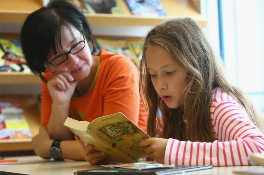 Cuando profesores y estudiantes interactúan, comienzan a sincronizarse. Sus corazones comienzan a latir juntos, su respiración se ralentiza e incluso su actividad cerebral comienza a reflejar la de los demás. (Sean Gallup/Getty Images)
