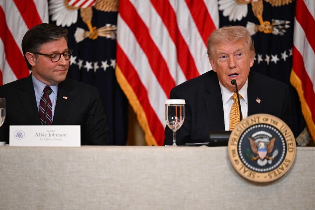 El presidente Donald Trump ofrece un almuerzo con los miembros de la junta directiva del Kennedy Center mientras el presidente de la Cámara de Representantes, Mike Johnson (izquierda) observa, en la Casa Blanca el 16 de marzo de 2026. (Annabelle Gordon/AFP vía Getty Images).