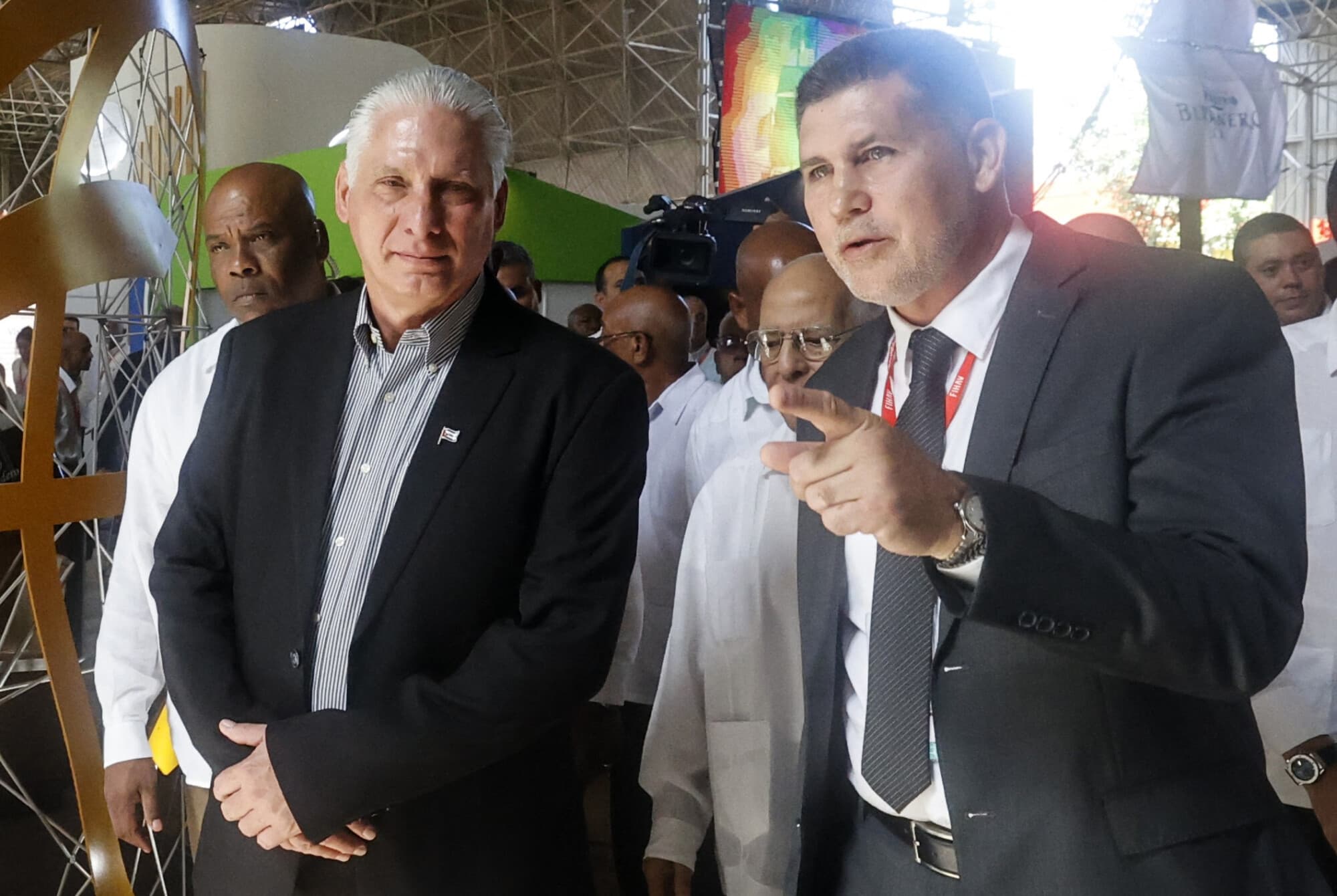 <em>El presidente cubano Miguel Díaz-Canel (izq.) conversa con su ministro de Comercio Exterior e Inversión Extranjera, Óscar Pérez-Oliva, durante la inauguración de la 40.ª Feria Internacional de La Habana, el 4 de noviembre de 2024. (ERNESTO MASTRASCUSA/POOL/AFP vía Getty Images)</em>