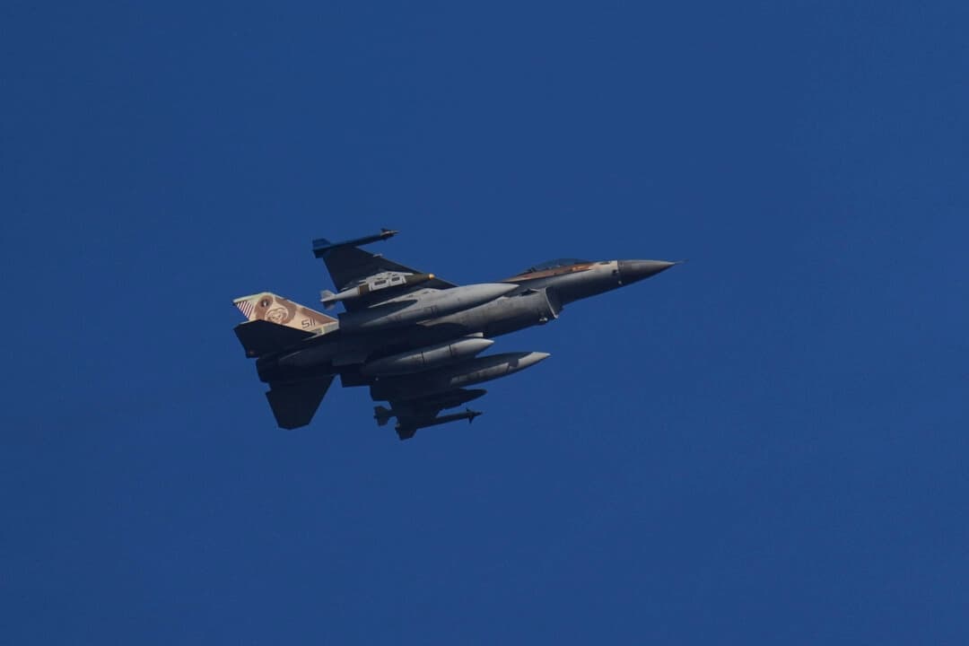 Un avión de combate israelí armado sobrevuela el norte de Israel el 13 de marzo de 2026. (Foto AP/Ariel Schalit)
