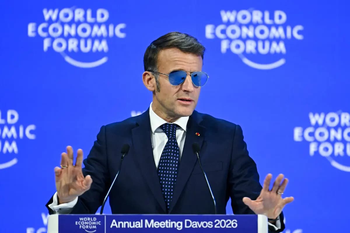 El presidente de Francia, Emmanuel Macron, gesticula mientras pronuncia un discurso durante la reunión anual del Foro Económico Mundial (FEM) en Davos el 20 de enero de 2026. (Fabrice Coffrini/AFP vía Getty Images)