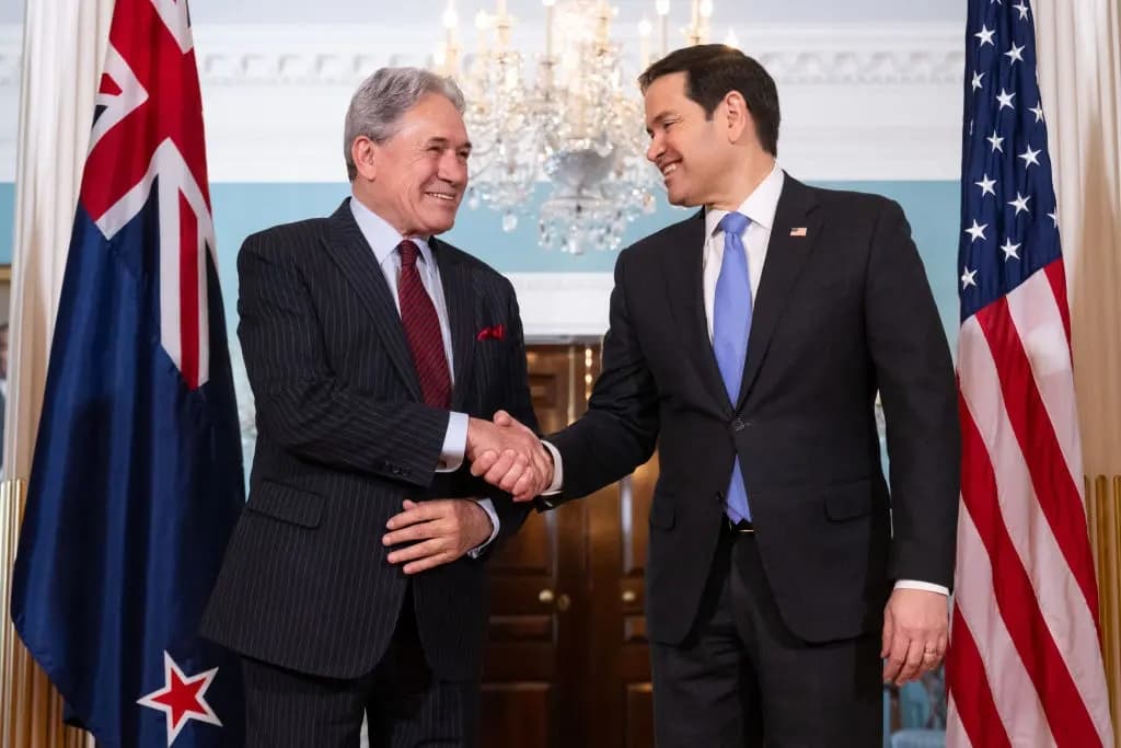 El secretario de Estado de EE. UU., Marco Rubio, se reúne con el viceprimer ministro y ministro de Relaciones Exteriores de Nueva Zelanda, Winston Peters, en la Sala de los Tratados del Departamento de Estado en Washington, D.C., el 18 de marzo de 2025. (Saul Loeb/AFP vía Getty Images)