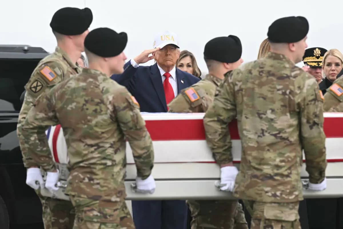El presidente Donald Trump saluda mientras miembros de un equipo del Ejército de Estados Unidos transportan un féretro cubierto con la bandera que contiene los restos mortales del sargento primero Noah L. Tietjens, durante una ceremonia solemne de traspaso de restos mortales celebrada en la Base Aérea de Dover, en Dover, Delaware, el 7 de marzo de 2026. (Saul Loeb/AFP vía Getty Images).