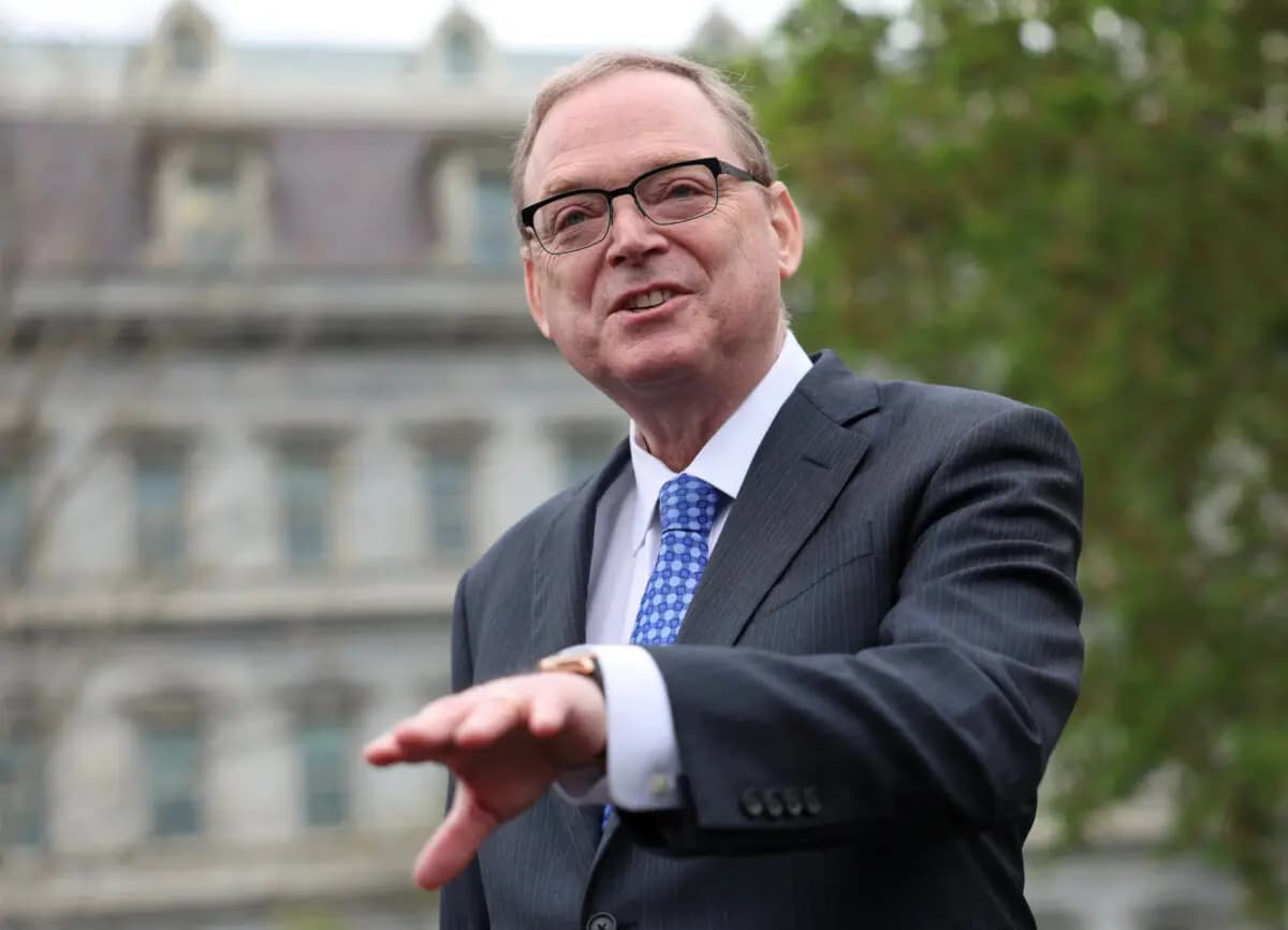 El director del Consejo Económico Nacional, Kevin Hassett, habla con los periodistas en la Casa Blanca, en Washington, el 14 de abril de 2025. (Kevin Lamarque/Reuters)
