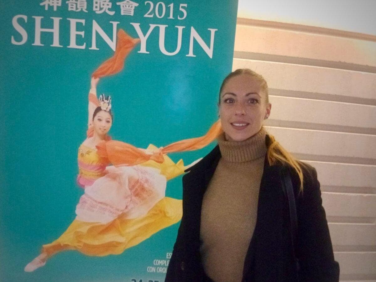 <em>La gimnasta Claudia Poveda disfrutó la función vespertina de Shen Yun 2026 en el Palau de les Arts de Valencia el 10 de marzo de 2026. (Maya Marinova/The Epoch Times)</em>