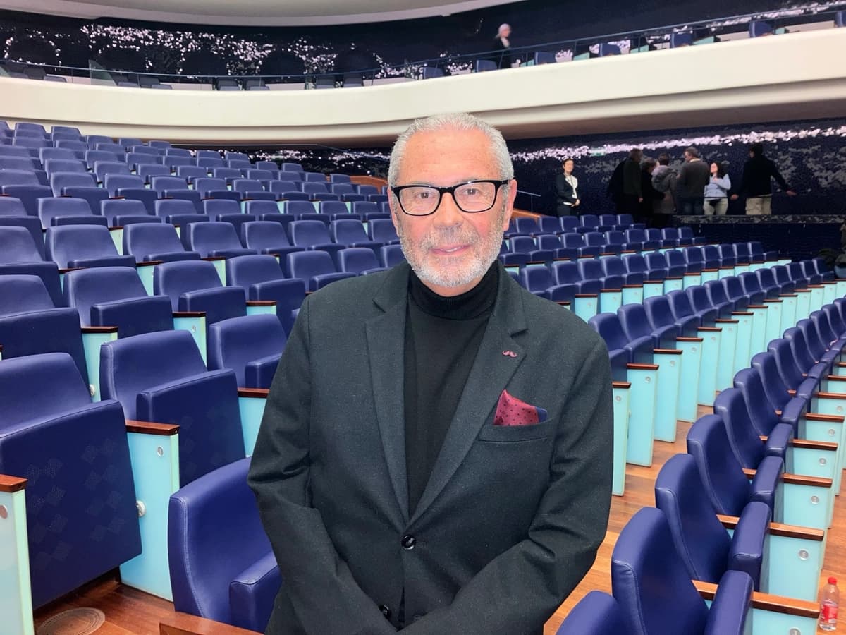 El médico jubilado y profesor universitario Enrique Mora Américo disfrutó de la presentación inaugural de Shen Yun en Valencia, España, el 7 de marzo de 2026 en el Palau de les Arts Reina Sofía. (Bartolomé Suau/The Epoch Times)

