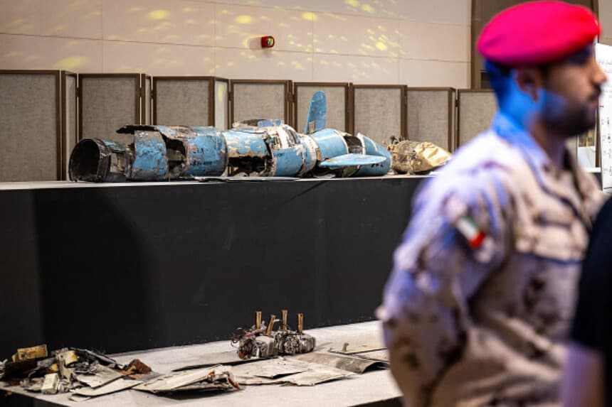 Durante una rueda de prensa del Gobierno de los Emiratos Árabes Unidos celebrada en Abu Dabi el 3 de marzo de 2026, se exhiben fragmentos de misiles y drones recuperados tras los ataques de Irán. Irán intensificó sus ataques contra objetivos económicos y misiones estadounidenses en todo Oriente Medio el 3 de marzo, mientras el presidente de EE. UU. advertía de que era «demasiado tarde» para que la República Islámica buscara negociaciones para escapar de la guerra. Mientras drones y misiles se estrellaban contra instalaciones petroleras y embajadas estadounidenses en el Golfo. (Ryan Lim / AFP vía Getty Images).