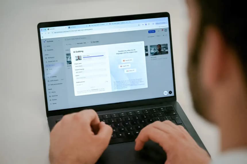 Una persona utiliza un software de IA en un ordenador portátil en el centro de Londres el 2 de julio de 2025. Los expertos afirman que algunos modelos aprenden a reconocer señales de evaluación, respondiendo con mayor cautela a indicaciones que se asemejan más a pruebas de seguridad que a conversaciones reales. (Justin Tallis/AFP vía Getty Images)