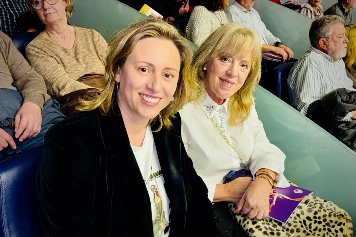 Laura Chulia Serra (izq.) e Isabel Gómez Prieto disfrutaron de la actuación nocturna de Shen Yun en el Palau de les Arts el 9 de marzo de 2026. (Hai Ying/The Epoch Times)