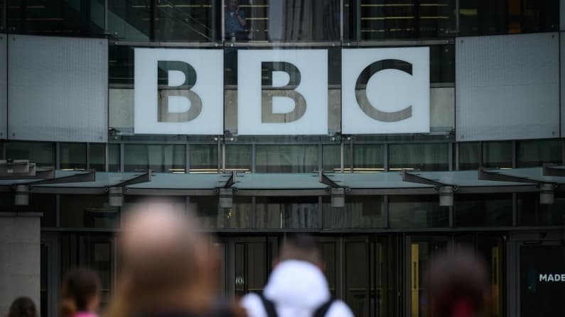 BBC solicita que se desestime demanda por difamación presentada por Trump