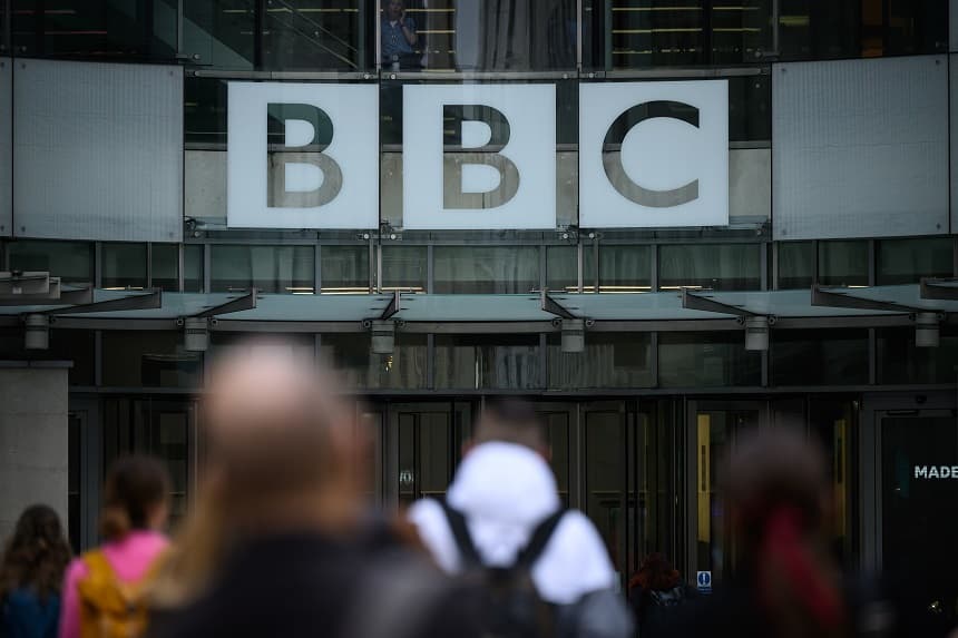El logotipo de la BBC se ve sobre la entrada de Broadcasting House el 11 de noviembre de 2025 en Londres, Inglaterra. (Leon Neal/Getty Images)