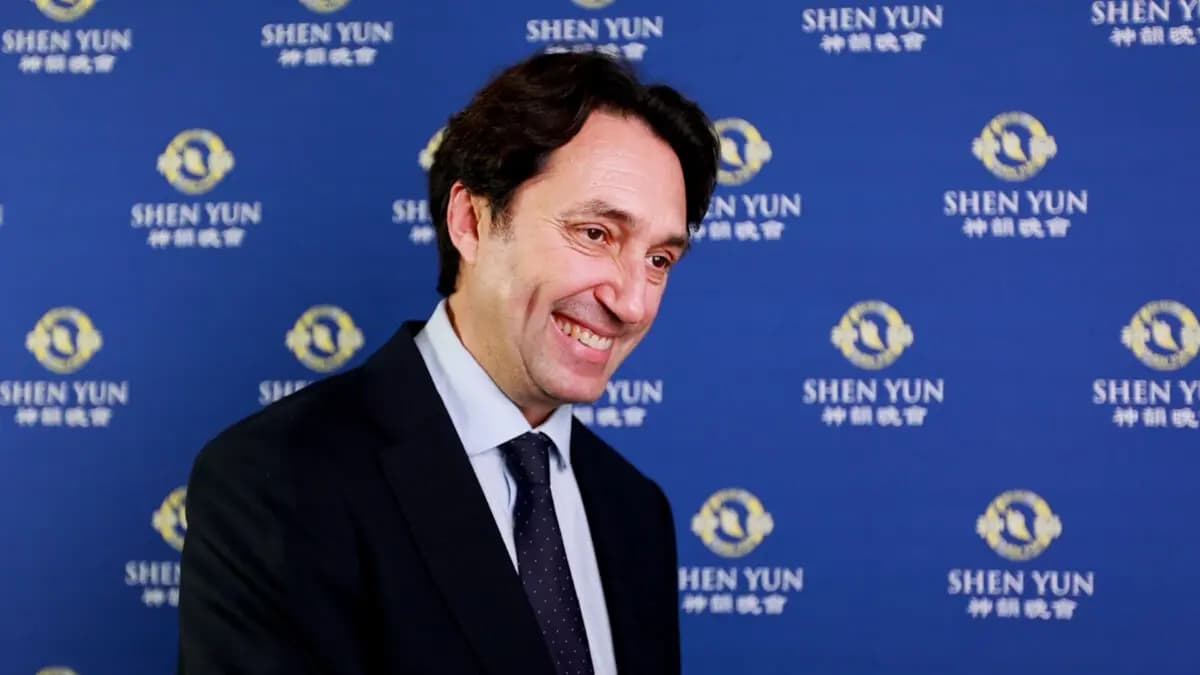 Vicente Betoret disfrutó de la actuación nocturna de Shen Yun en el Palau de les Arts el 9 de marzo de 2026. (NTD)