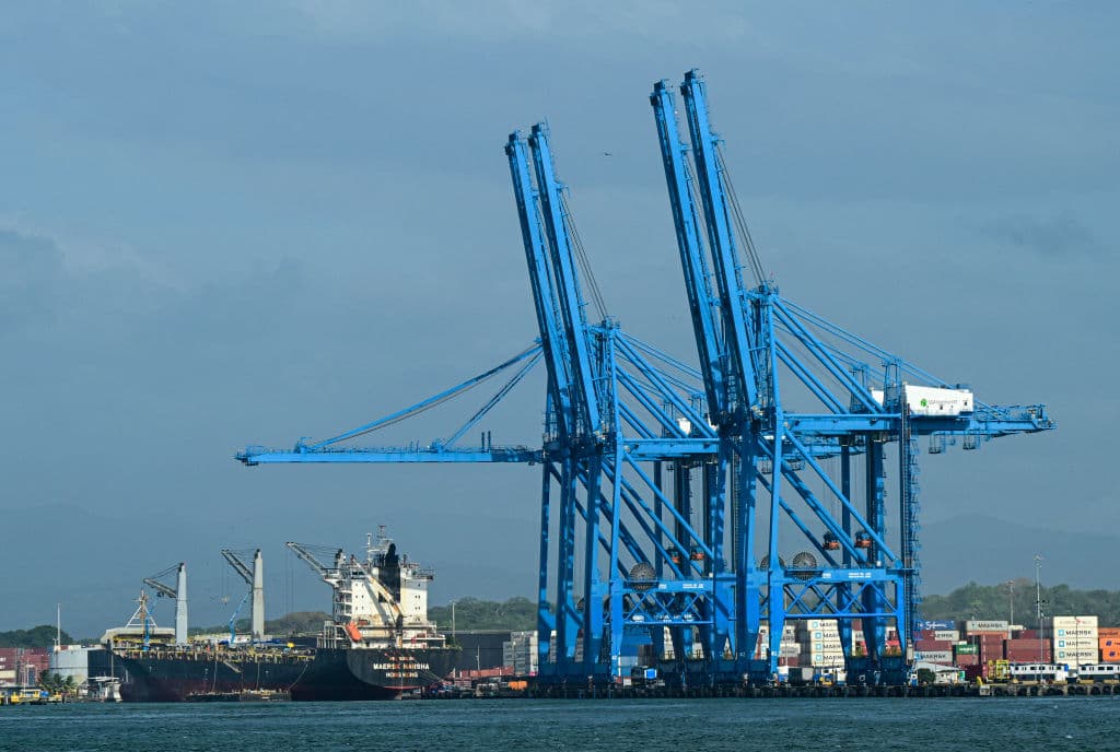 En la imagen, el buque portacontenedores Maersk Nansha, procedente de Hong Kong, en el puerto de Colón, en Colón, Panamá, el 29 de enero de 2025. (MARTIN BERNETTI/AFP vía Getty Images)