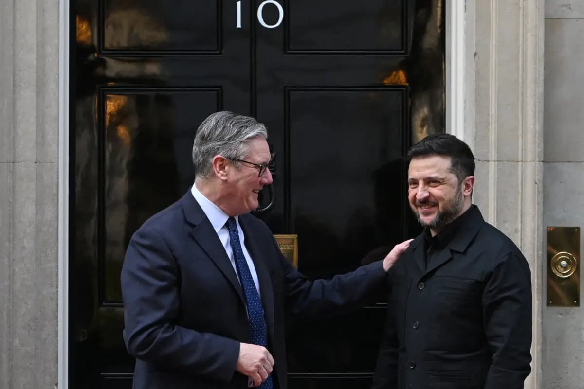El primer ministro británico, Keir Starmer, da la bienvenida al presidente ucraniano, Volodimir Zelenski, a Downing Street, en Londres, el martes 17 de marzo de 2026. (AP Photo/Thomas Krych)