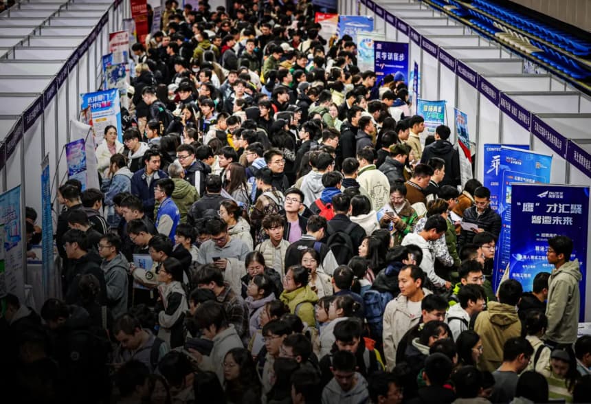 Una feria de empleo abarrotada en Shenyang, provincia de Liaoning, China, el 22 de octubre de 2024. (AFP vía Getty Images)