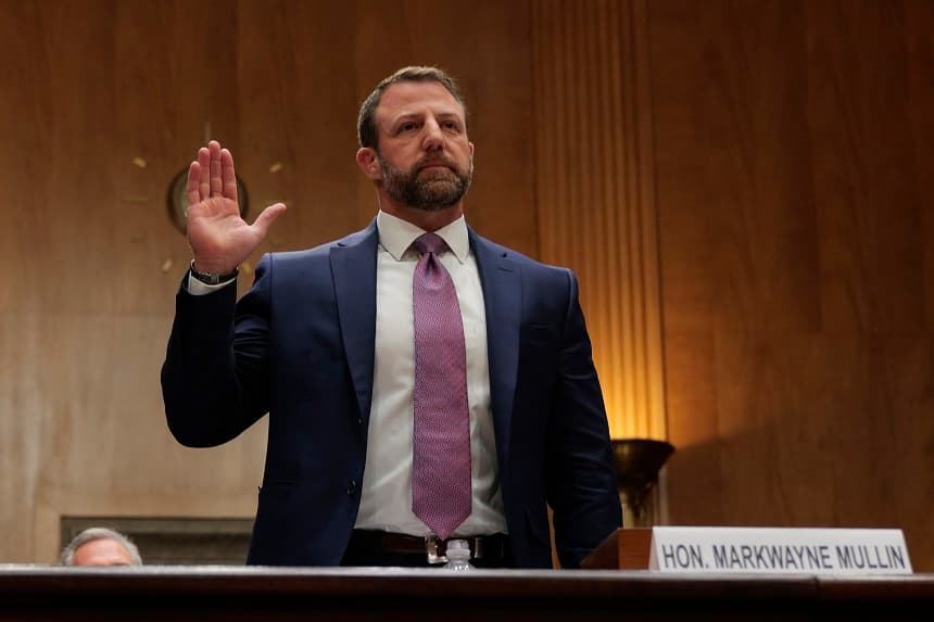 El senador estadounidense Markwayne Mullin (R-OK) presta juramento mientras testifica durante una audiencia de confirmación para convertirse en el próximo secretario del Departamento de Seguridad Nacional en el Edificio Dirksen del Senado el 18 de marzo de 2026 en Washington, DC. (Chip Somodevilla/Getty Images)