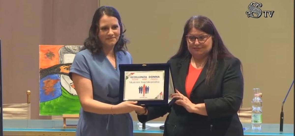 La Dra. Katerina Angelakopoulou (izquierda), presidenta de la Asociación Italiana de Falun Dafa, recibe el premio "Mujer Excelente" de manos de la senadora Cinzia Pellegrino en la Cámara del Senado en Roma el 21 de marzo de 2025. (Televisión del Senado de Italia)