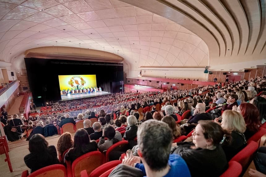 El saludo al público de Shen Yun Performing Arts ante un teatro repleto en Roma, a pesar de una amenaza de bomba que se sospecha que está relacionada con el Partido Comunista Chino, el 17 de marzo de 2026. (Leo Botnarenko/The Epoch Times)
