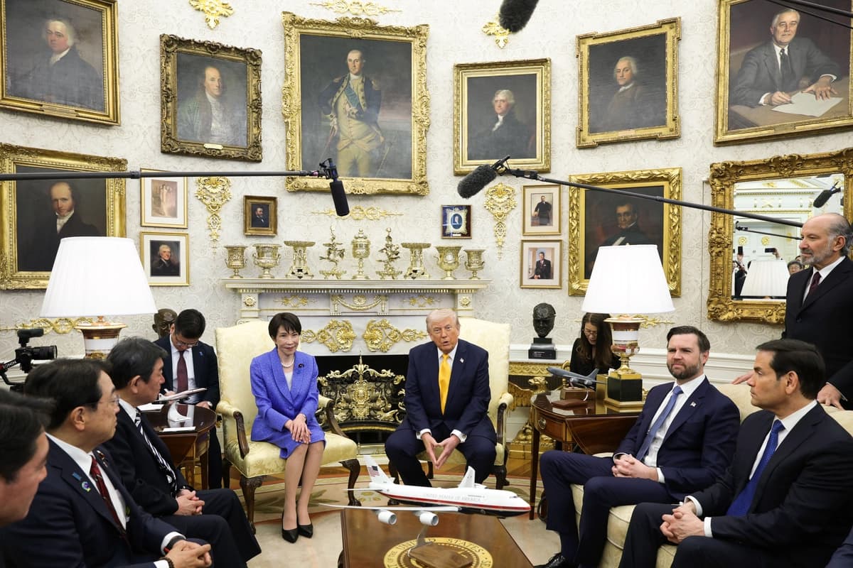<em>La primera ministra de Japón, Sanae Takaichi, se reúne con el presidente Donald Trump mientras el vicepresidente JD Vance y el secretario de Estado Marco Rubio observan durante una reunión bilateral en el Despacho Oval de la Casa Blanca en Washington, el 19 de marzo de 2026. (Alex Wong/Getty Images).</em>