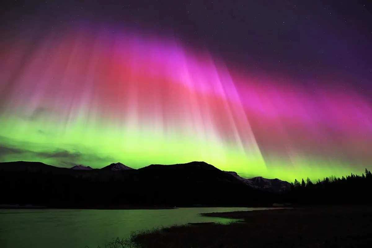<em>Auroras boreales como esta, captada en Kananaskis Country, han aparecido con mayor frecuencia durante el pico del actual ciclo solar de 13 años. (Cortesía de John Andersen).</em>