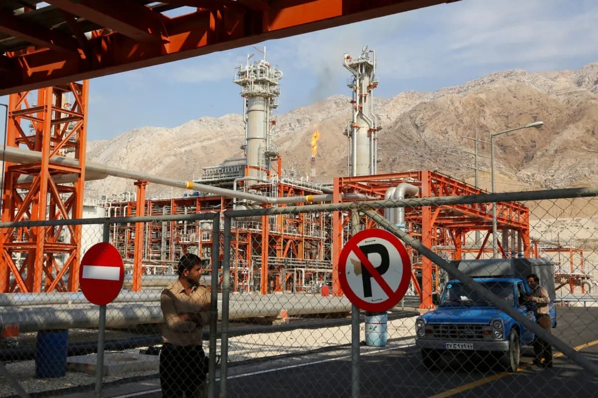 Vista general de las instalaciones del yacimiento de gas de South Pars en la ciudad portuaria de Assaluyeh, al sur de Irán, a orillas del Golfo, el 19 de noviembre de 2015. (Atta Kenare/AFP vía Getty Images)
