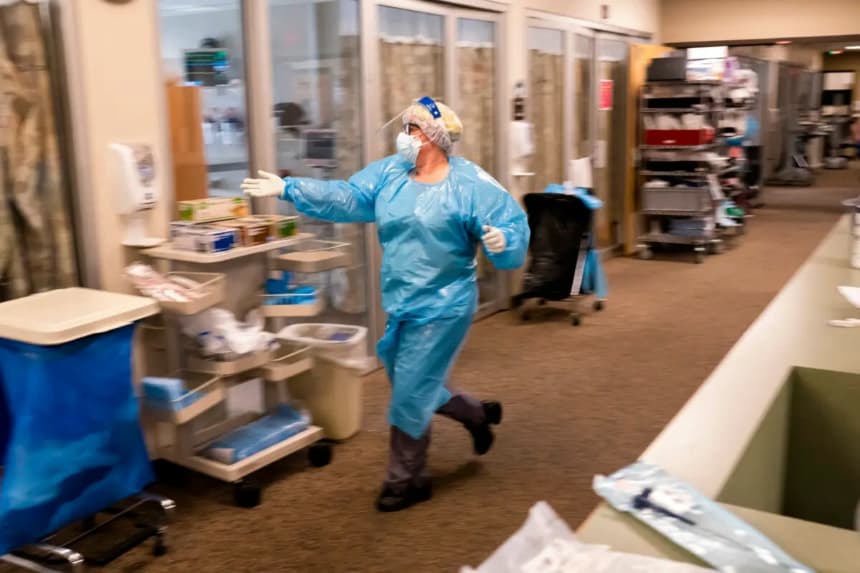 Una enfermera del Three Rivers Asante Medical Center corre hacia una sala de la Unidad de Cuidados Intensivos para ayudar al personal médico a tratar a un paciente con COVID-19 en Grants Pass, Oregón, el 9 de septiembre de 2021. (Nathan Howard/Getty Images)