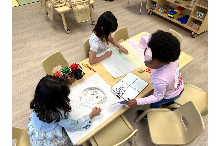 Niñas dibujan en una de las aulas de una guardería en una fotografía de archivo. (Susan Montoya Bryan/Foto AP)