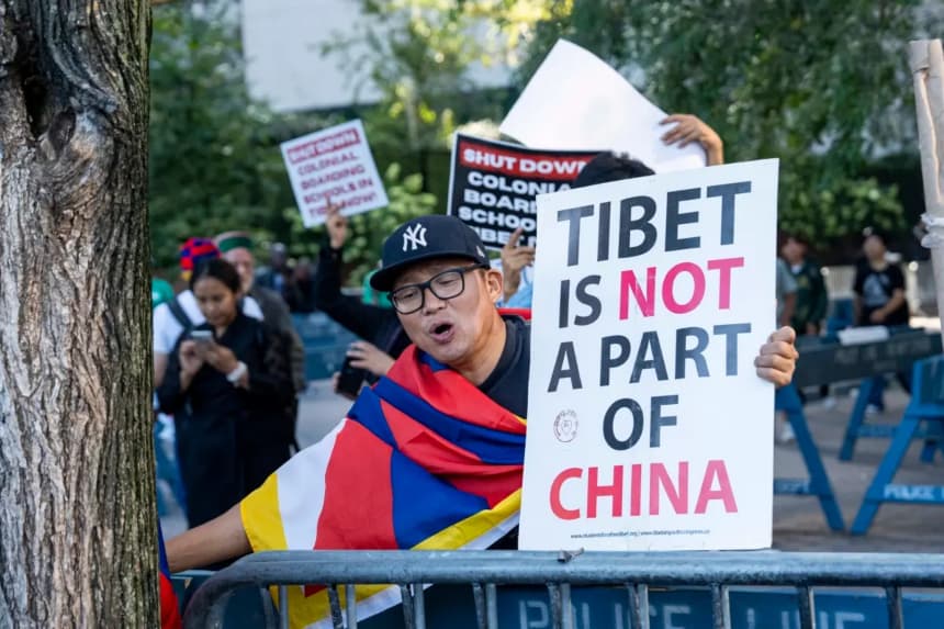 Tibetanos protestan junto a la sede de las Naciones Unidas en la ciudad de Nueva York, el 20 de septiembre de 2023. (Chung I Ho/The Epoch Times)