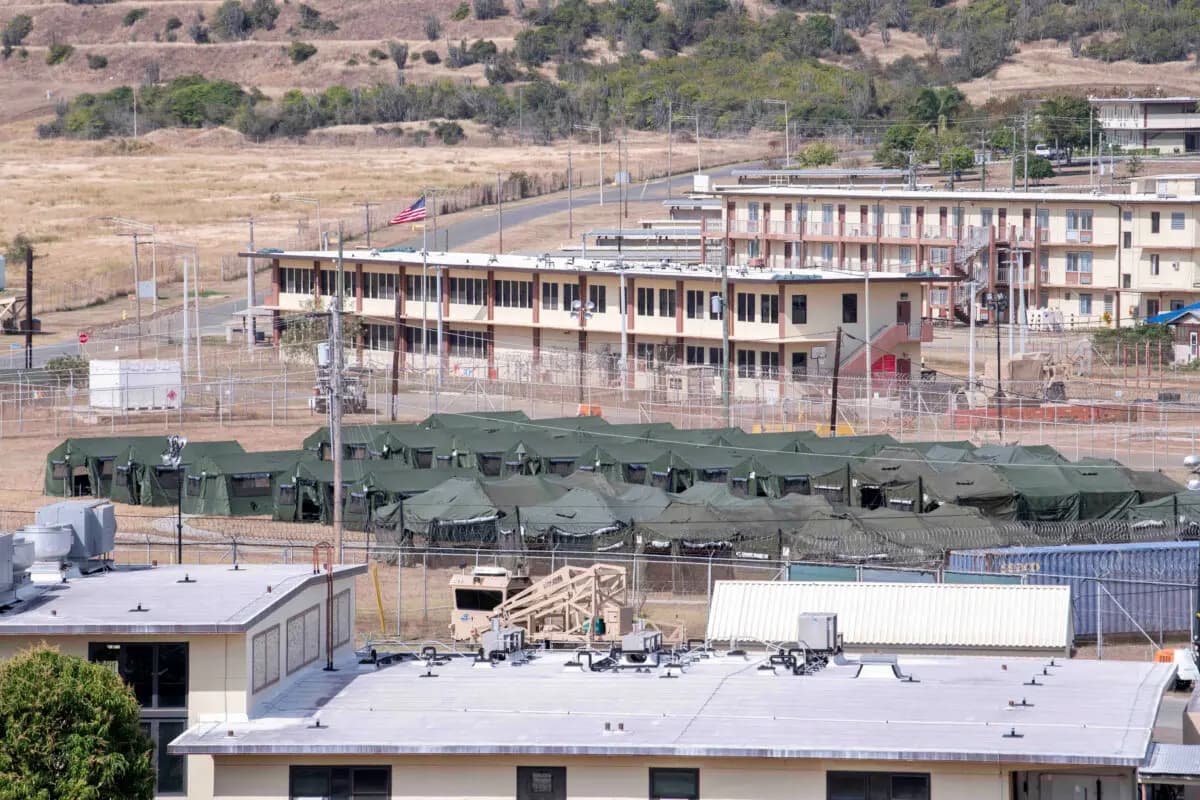 Tiendas de campaña en la Estación Naval de la Bahía de Guantánamo de Estados Unidos, en la Bahía de Guantánamo, Cuba, el 21 de febrero de 2025. (Marina de los EE. UU./AFN Guantánamo Bay Public Affairs/Imagen cedida a través de Reuters)